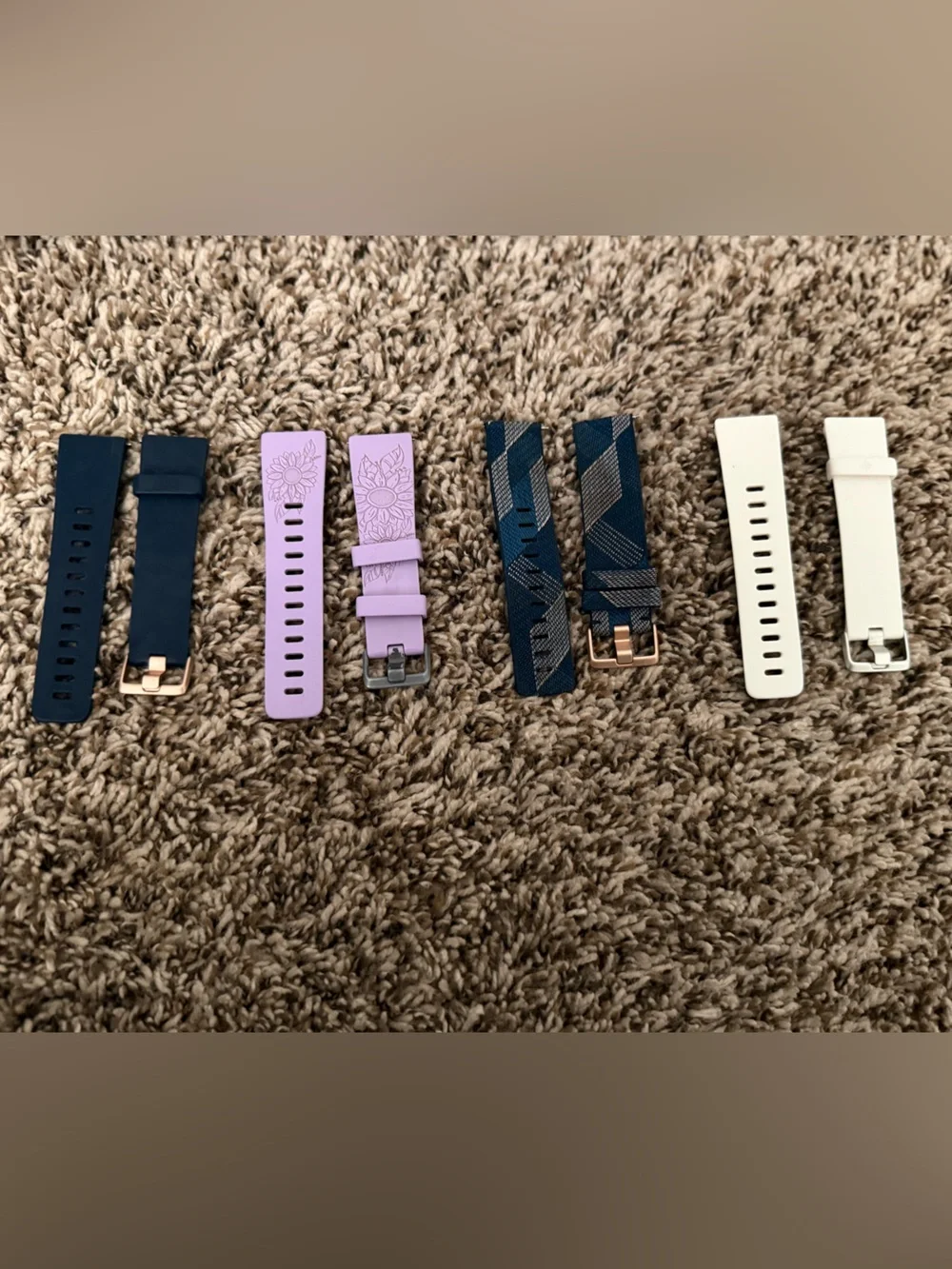 fitbit versa - includes charger and four bands [WORKING]